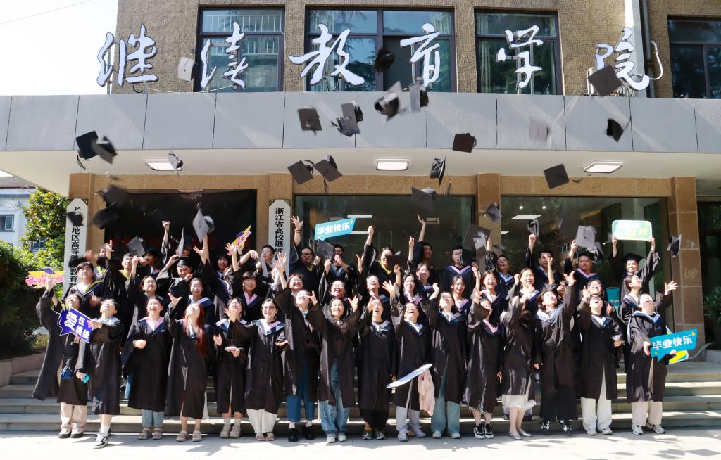 我们2025届毕业生代表参加学校毕业典礼